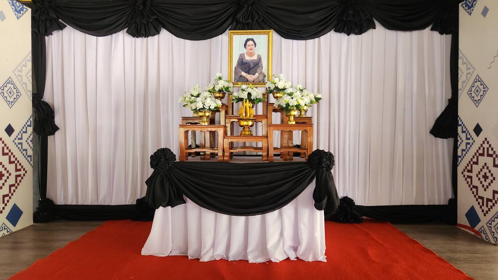 เตรียมพื้นที่การจัดพิธีถวายความอาลัยและสำนึกในพระมหากรุณาธิคุณของสมเด็จพระนางเจ้าสิริกิติ์ พระบรมราชินีนาถ พระบรมราชชนนีพันปีหลวงอำเภอโคกศรีสุพรรณ