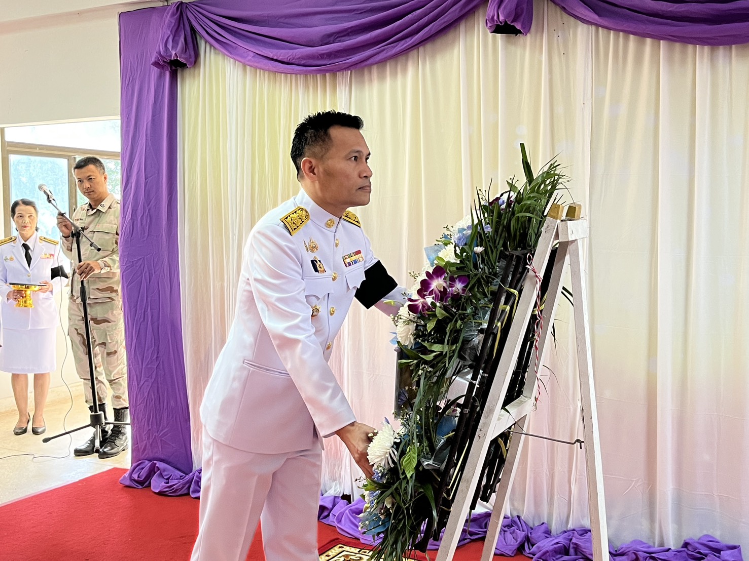 สพอ.โคกศรีสุพรรณ อำเภอโคกศรีสุพรรณ จ.สกลนคร : ร่วมพิธีวางพวงมาลา ถวายราชสักการะ เนื่องในวันคล้ายวันสวรรคตพระบาทสมเด็จพระมงกุฎเกล้าเจ้าอยู่หัว ครบ 100 ปี