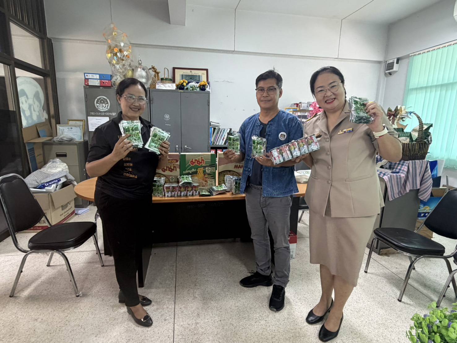สพอ.โคกศรีสุพรรณ : รับบริจาคเมล็ดพันธุ์ผัก  เครื่องอุปโภค บริโภค ส่งต่อความห่วงใยผ่านโครงการ “ไหใหญ่ล้น ไหเล็กไม่เต็ม พลัส”